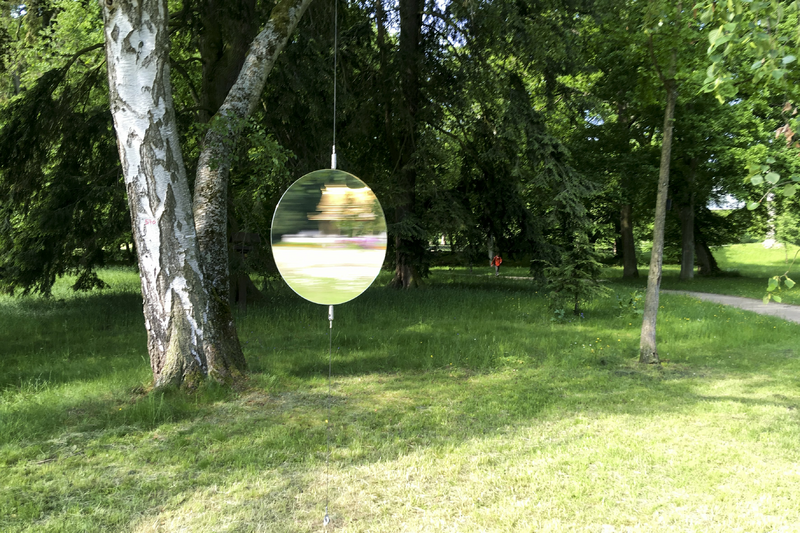 Courtesy Stiftung Blickachsen gGmbH, Bad Homburg, Jeppe Hein, 1-Dimensional Mirror Mobile, 2019, Spiegel, Stahlseil, D 75 cm.jpg