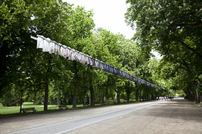 Courtesy Stiftung Blickachsen gGmbH, Bad Homburg,Kaarina Kaikkonen, There Must Be a Way Out of Here, 2019, 200 alte Jackets Holz Stahlkonstruktion, 0,8x0,6x100 m.jpg