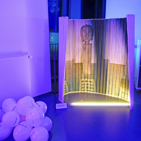 Antje Sträter, Verblendung, 2012/1997, 175 x 150 x 75 cm, Wellpolyester, Nessel, Papier, Fotoablichtung auf Stoff, Neonleiste. <br />Diese Arbeit ist Teil einer Installation „Stadt der Säulen“.