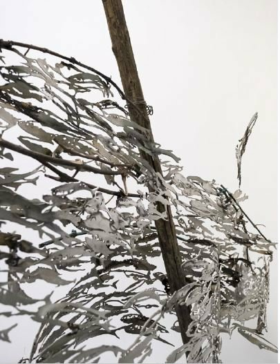 Mariagrazia Abbaldo, Paolo Albertelli, Attraverso, 2017,laser cutting in bronze and stainless steel and wood, 280 x 200 x 50 cm