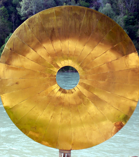 Ute Lechner, o.T. [Goldener Blick], Stahl, Gold, Wasserburg Skulpturenweg, o.J.