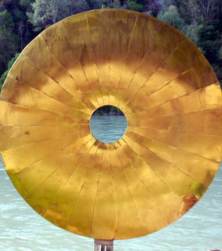 Ute Lechner, o.T. [Goldener Blick], Stahl, Gold, Wasserburg Skulpturenweg, o.J.