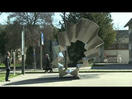 Richard Deacon: Skulptur Footfall neben dem Kunstmuseum WinterthurRichard Deacon, 1949 in Wales geboren, bezeichnet sich selbst nicht als Bildhauer, sondern ...